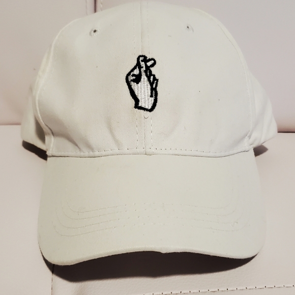 New Forever 21 KPOP Love Finger Heart Trending White Baseball Cap - One Size - Picture 7 of 9